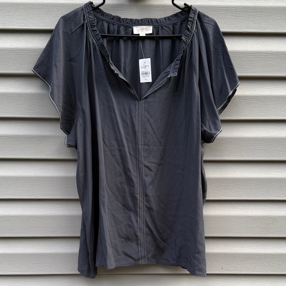 Loft | Outlet Gray Short Sleeve V-neck Shirt size Extra Large - Picture 1 of 4